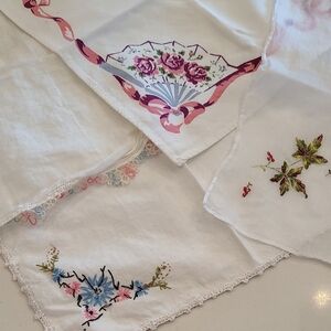 Floral Embroidered Handkerchief Dinner Linen Set